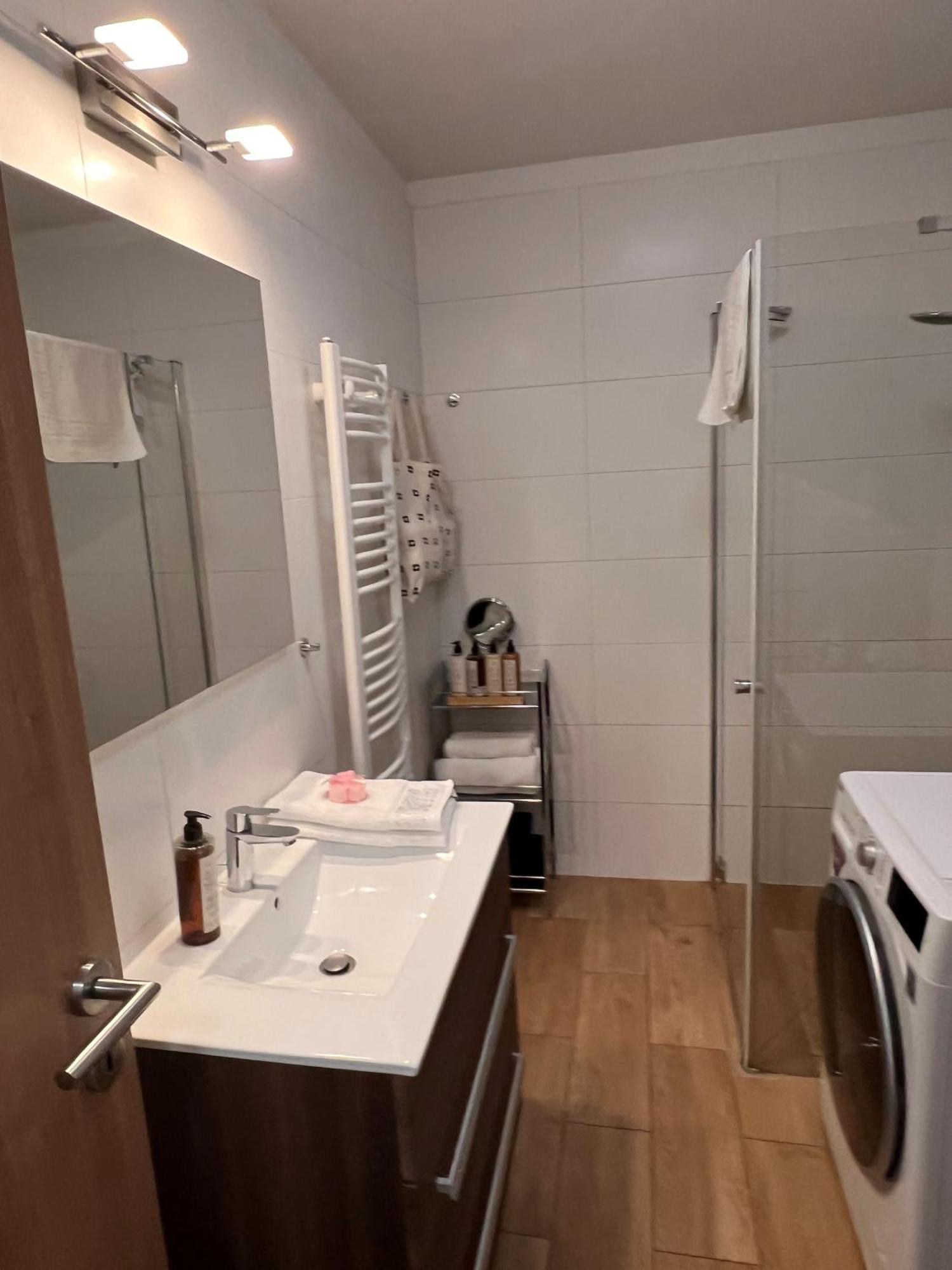 Luxe Central Studio With Pool, Parking & Ac ブダペスト エクステリア 写真
