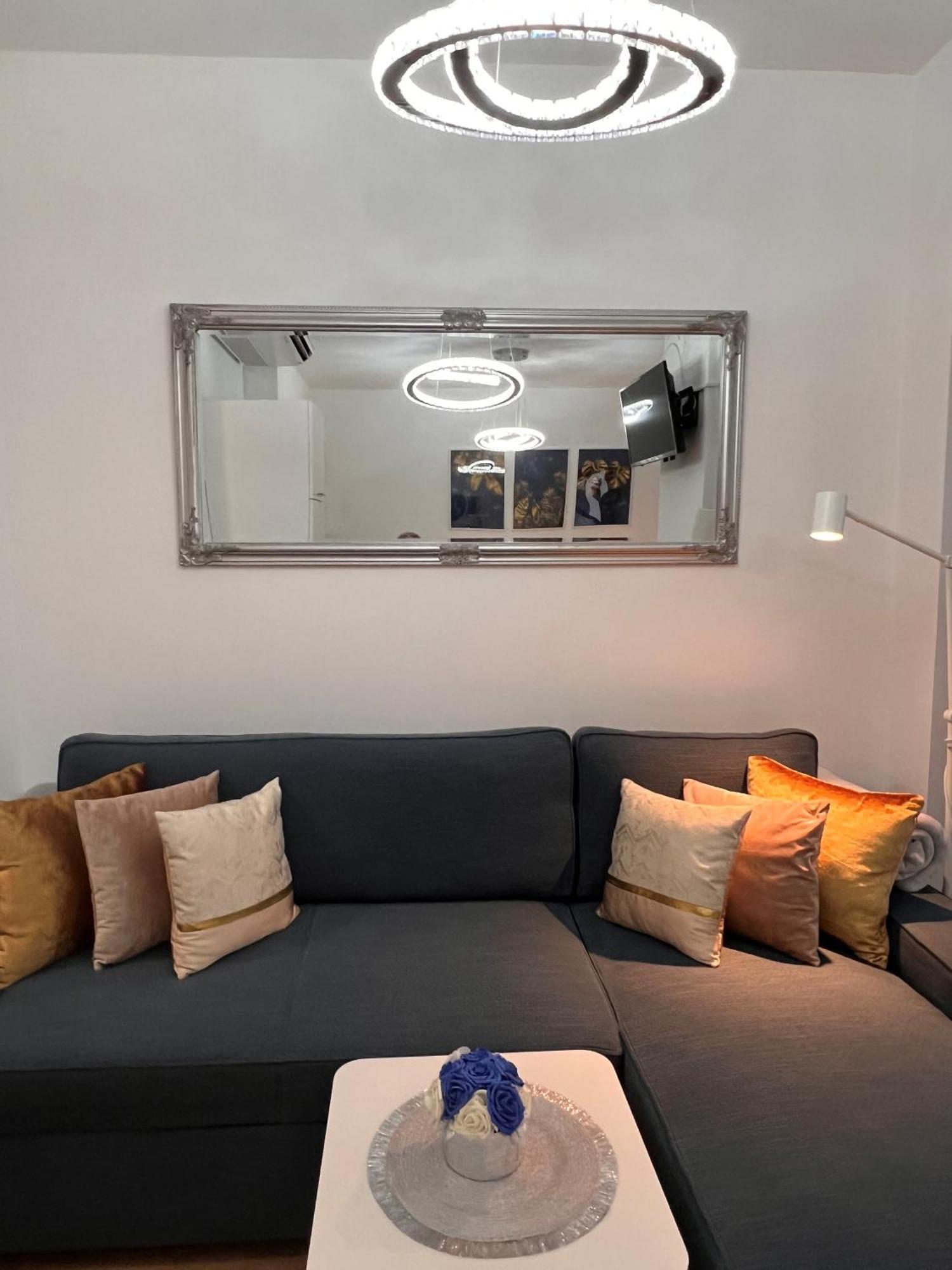 Luxe Central Studio With Pool, Parking & Ac ブダペスト エクステリア 写真